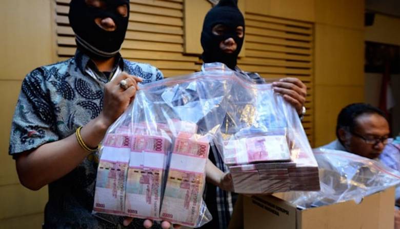 Menarik, Ide Mempersenjatai KPK saat Bertugas