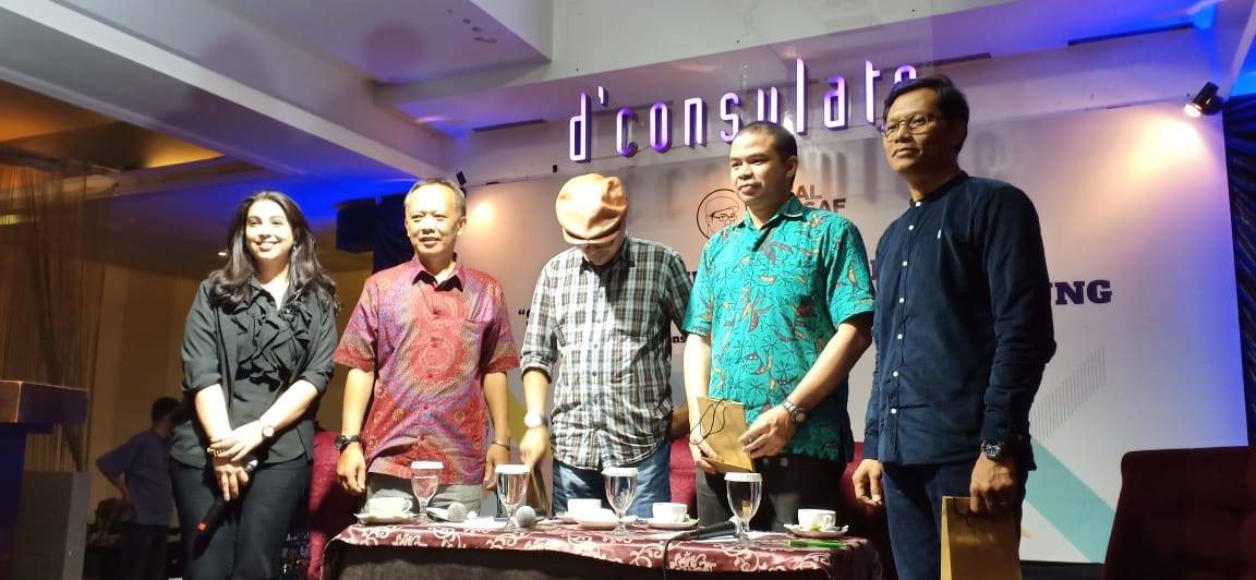 Hiruk-Pikuk Nalar Redup dan Rindu Ditipu