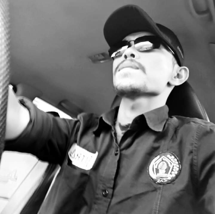 Di Balik Baju Dinas Polisi Ada Tubuh Manusia Biasa