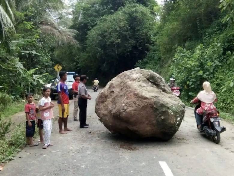 Batu di Tengah Jalan