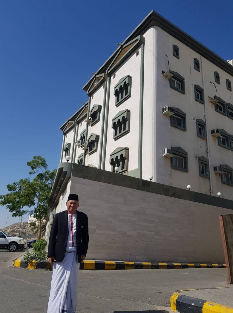 Habib Rizieq [1] Memeluknya di Mekah