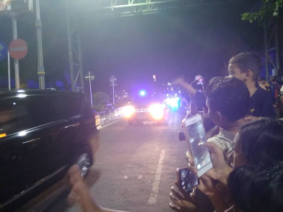 Warga Kota Madiun Antusias Menunggu Jokowi Melintas