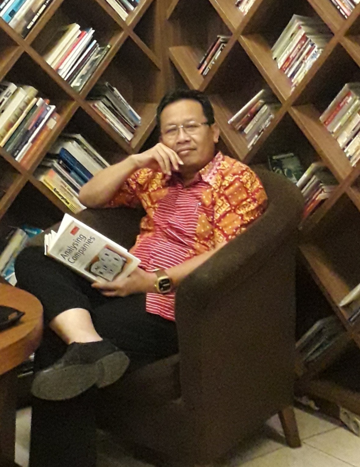 Televisi Sebagai Artefak Posmodern