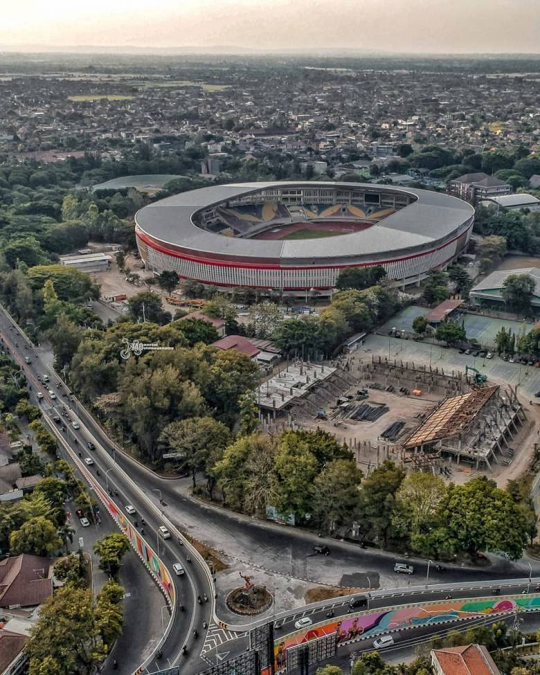 Manahan yang Sedang Berdandan