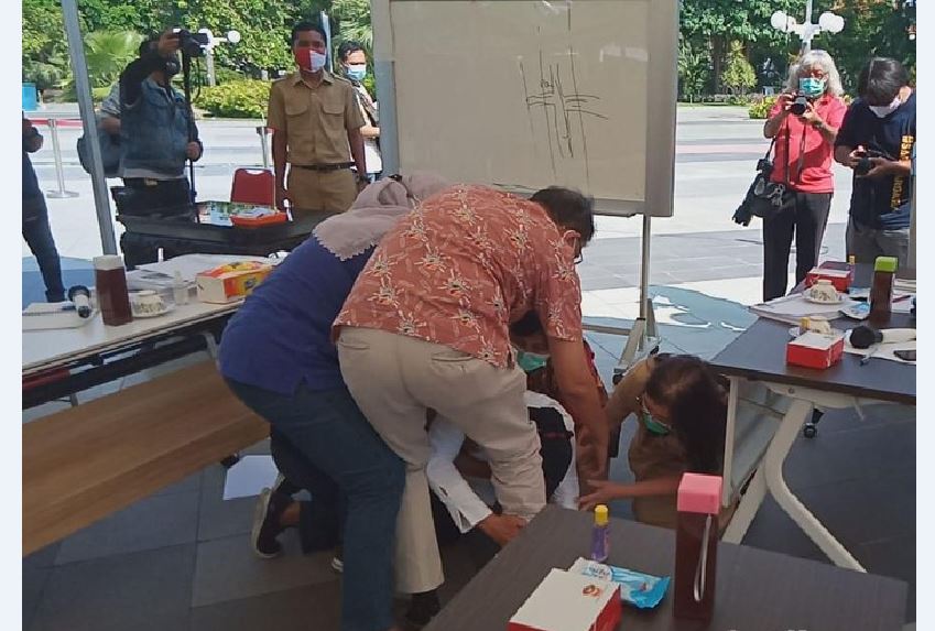 Beda Tangis Risma dan Amukan "Tertunda" Jokowi