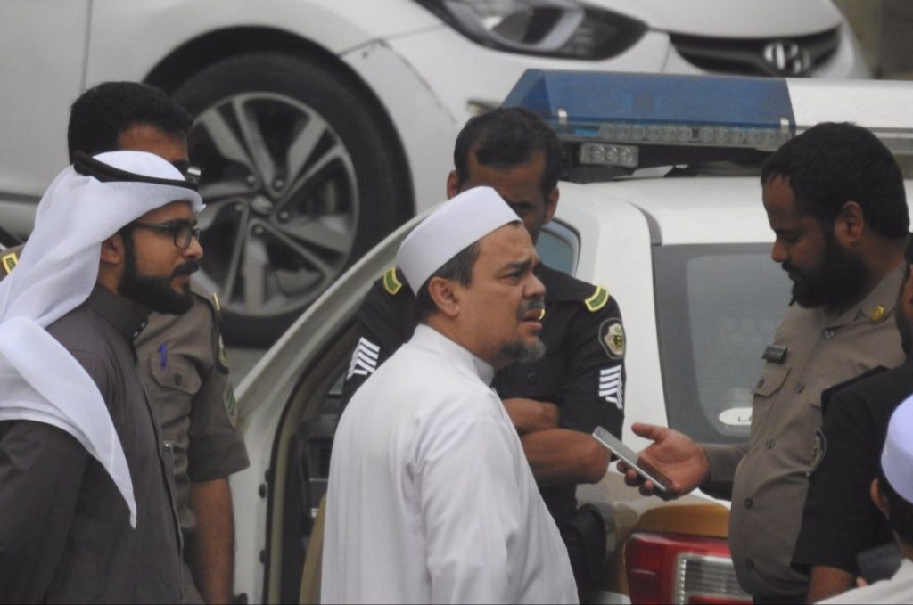 Siapa Pemasang Bendera Tauhid di Rumah Habib Rizieq di Saudi?