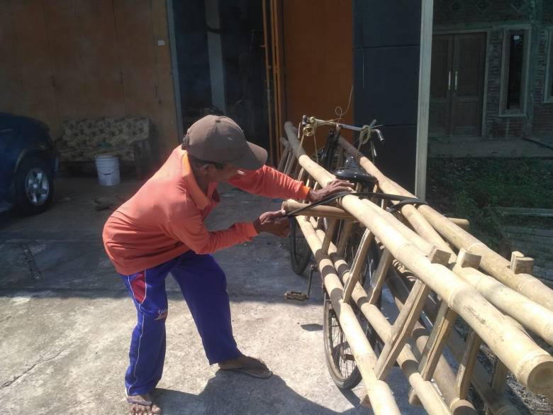 Membantu Tak Harus Memberi