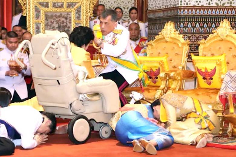 Mantan Permaisuri di Atas Kursi Roda