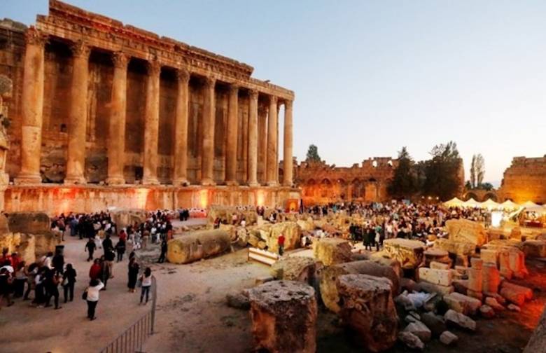 Di Balik Kemewahan Itu