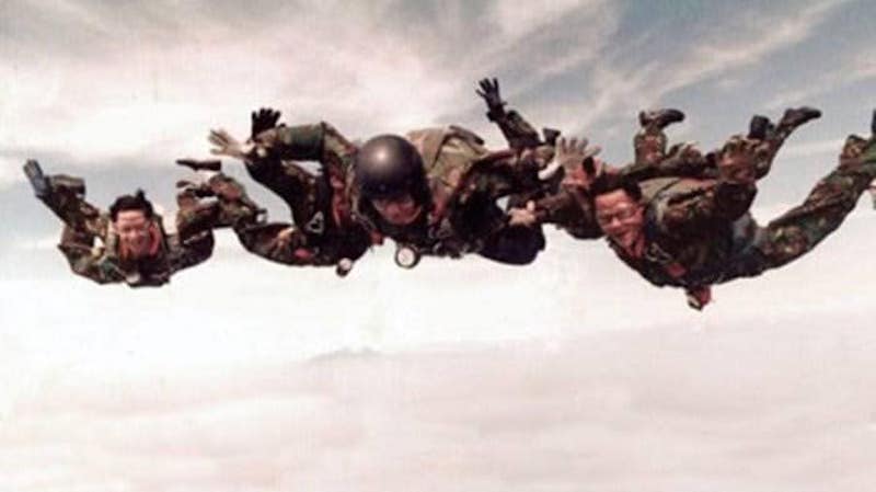 Terjun Payung Bersama Prabowo, Sarung Tangannya Hilang Ditelan Langit Biru?