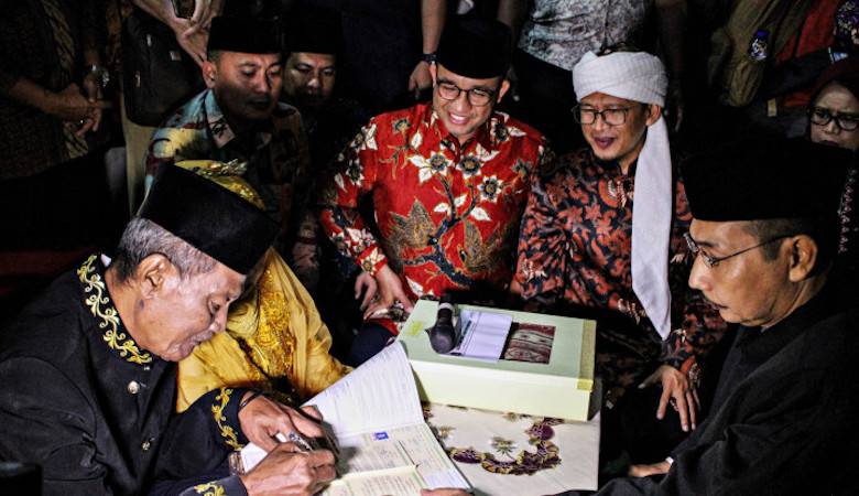Agama Lagi yang Jadi Tameng