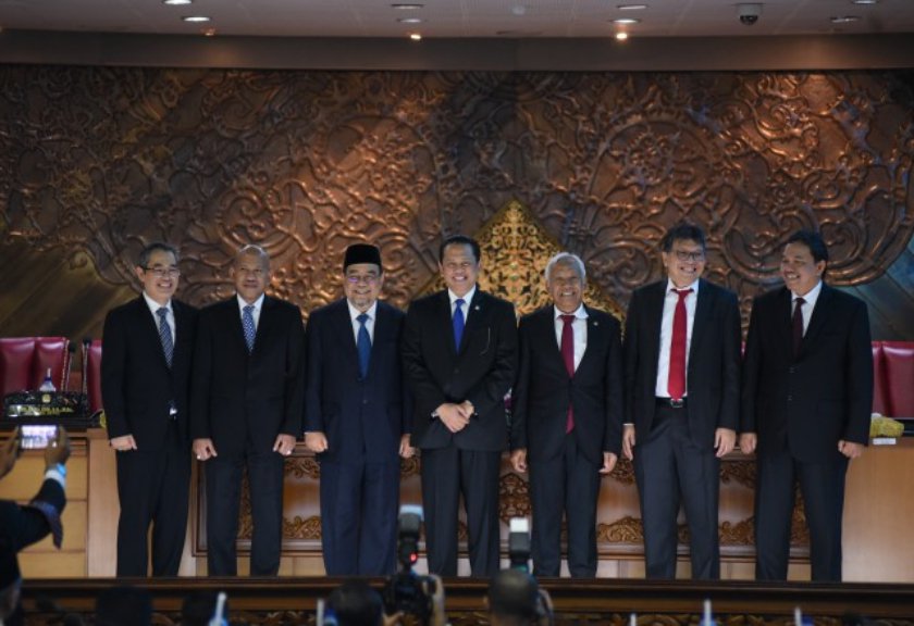 Kerlingan Oligarkis Itu Makin Kentara