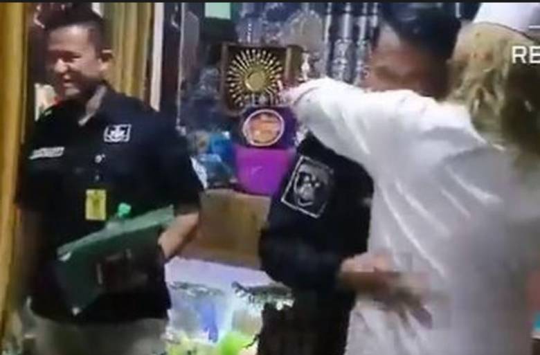 Cipika-cipiki Polisi dan Bahar Smith