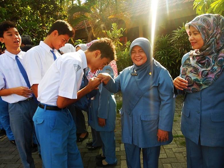 Antisipasi Corona, Mungkinkah Bersalaman di Sekolah Ditiadakan Sementara?