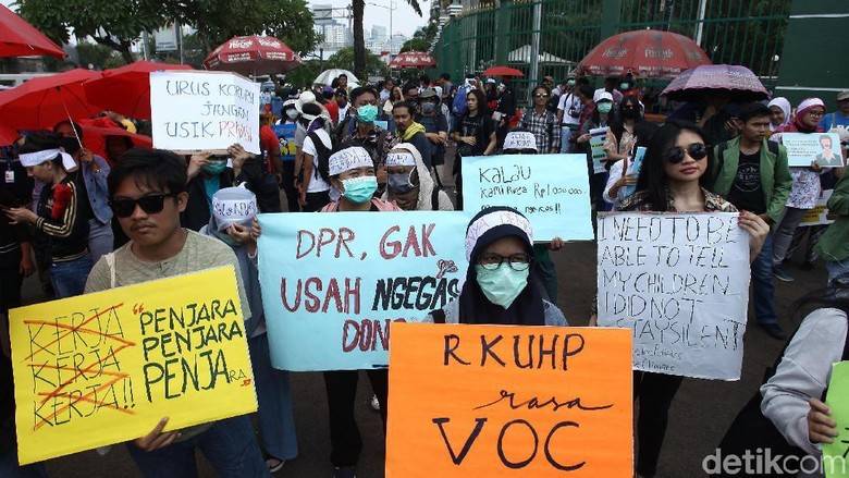 Polemik RKUHP: Istana Cuci Tangan, DPR Jadi Tumbal