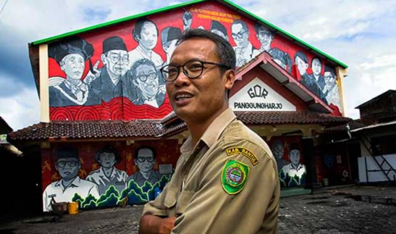 Mas Lurah dengan Ijazah Cap Sepatu