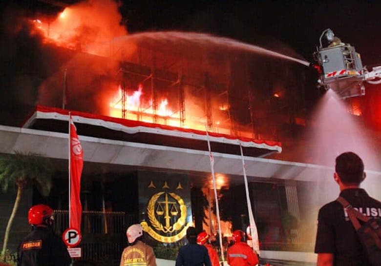 Persoalan di Gedung Bundar Itu