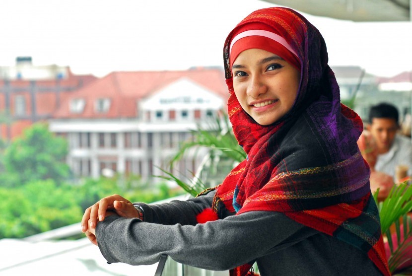 Rocky Kalah Cerdas Dibanding Sherly dalam Mengkritik Jokowi?