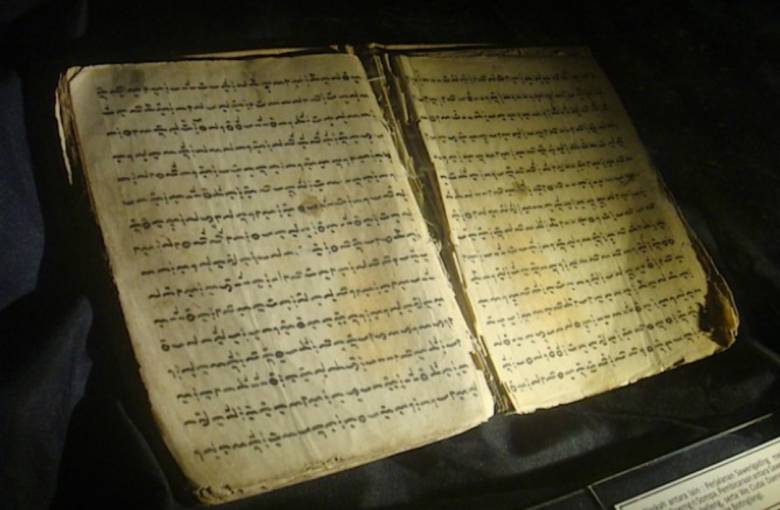 Agama Itu Tak Hilang, Tapi Berubah Menjadi Sastra, Kasus La Galigo