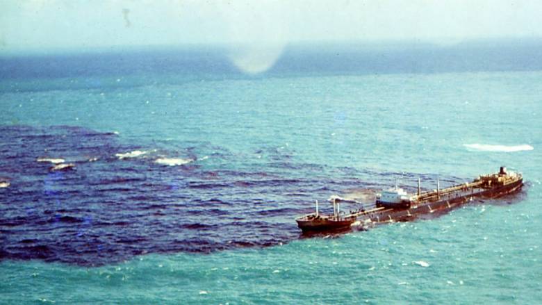 Tragedi Torrey Canyon [2] Tanker Minyak Raksasa Itu Kandas Terbelah Tiga