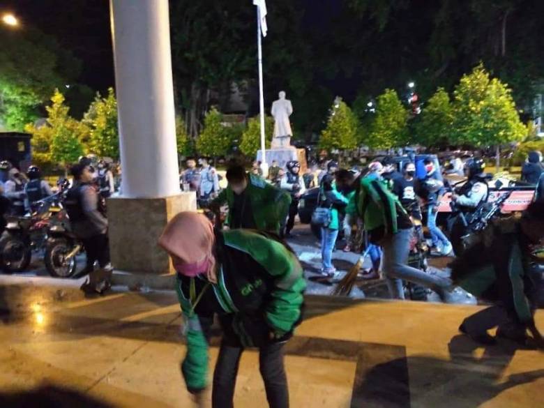 Warga Yogya Membersihkan Bekas Demo