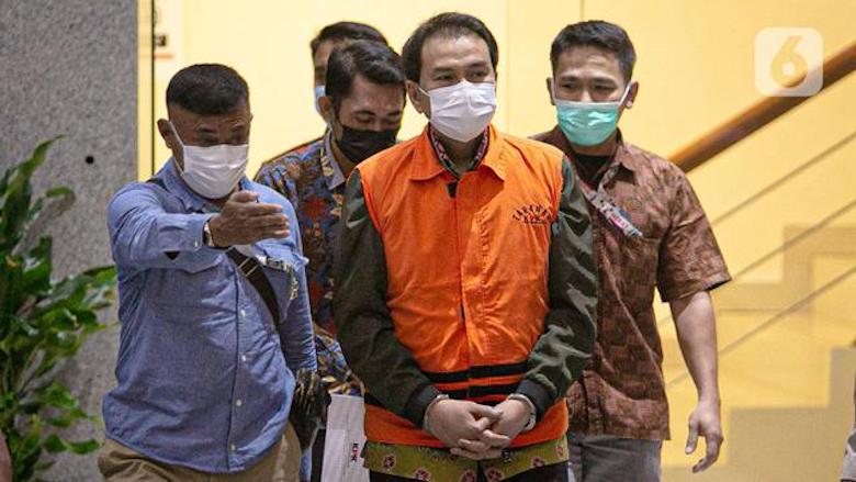 Meninggikan Gelar, Merendahkan Nalar