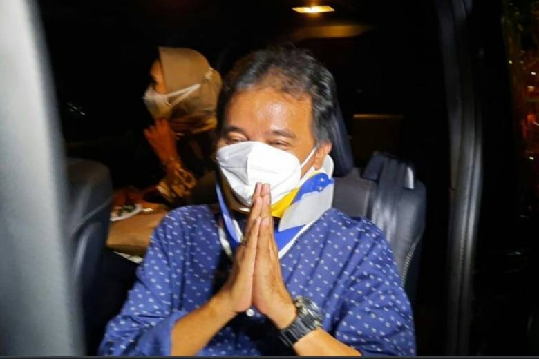 Kemarin Pakai Kursi Roda, Sekarang Pakai Penyangga Leher