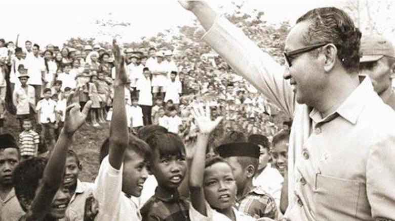 Pak Harto [3] Bila Perlu Menginap di Rumah Penduduk