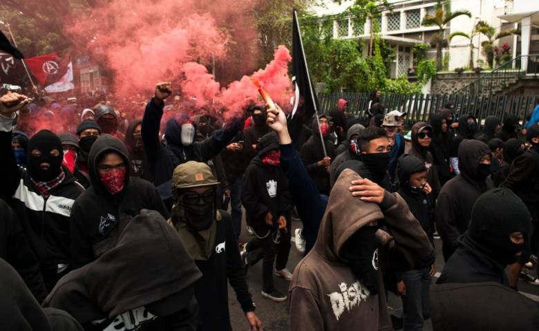 Melarang Ormas Perusuh Justeru Menyelamatkan Demokrasi