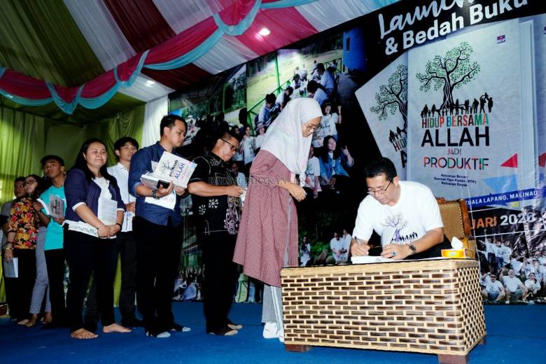 Rekor MURI untuk Keluarga Samuel Tipa Padan, "Trendsetter" dalam Menulis