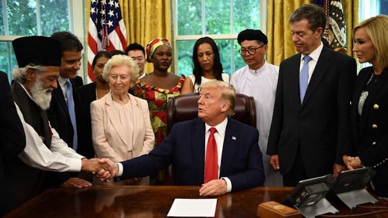 Menari di Atas Irama Trump