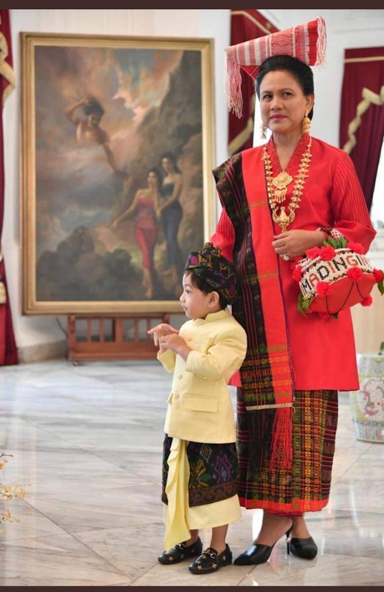 Di Balik Mahakarya Kain Tenun Simalungun Ibu Negara