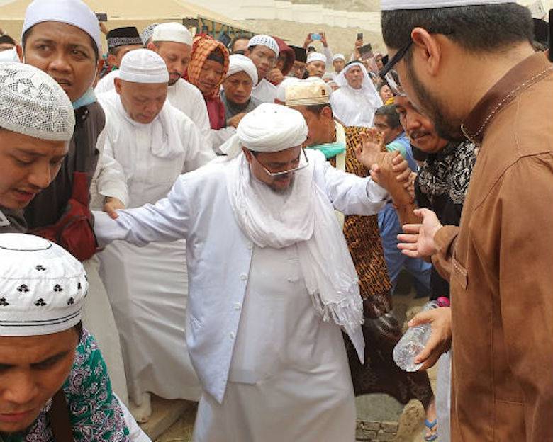 Benarkah Rizieq Shihab Serobot Do'a di Proses Pemakaman Mbah Moen?