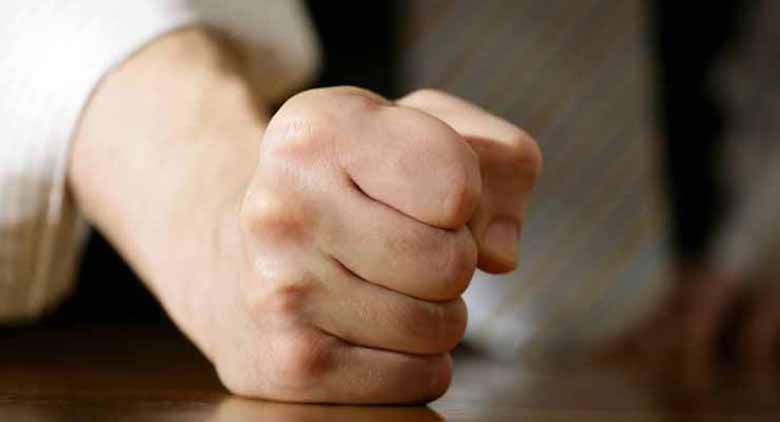 Ada Capres Tukang Bikin Meja, Ada Pula Capres Tukang Gebrak Meja