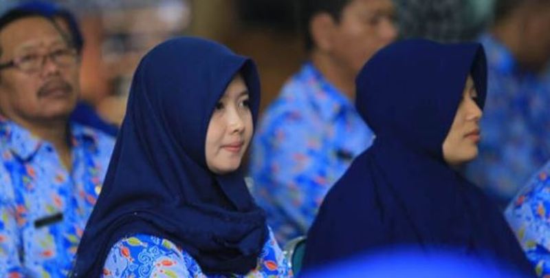 Instruksi "Jilbab" Setengah Hati dari Mendagri yang Akhirnya Dicabut