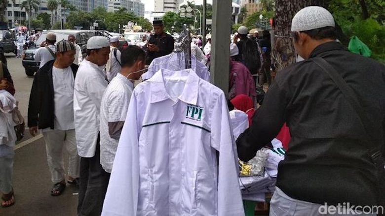 Masyarakat Mendukung Penertiban Atribut FPI