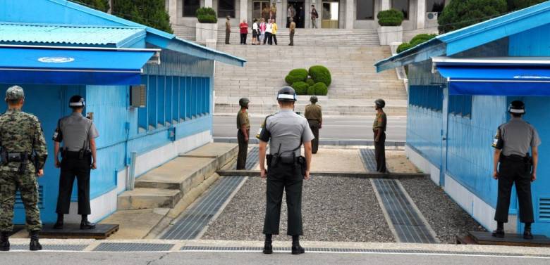Kembali Ke Tiga Bangunan Biru