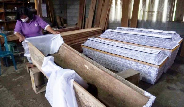 Beda Nasib Antara Penjual Peti Mati dan Penjual Bunga Tabur Saat Pandemi