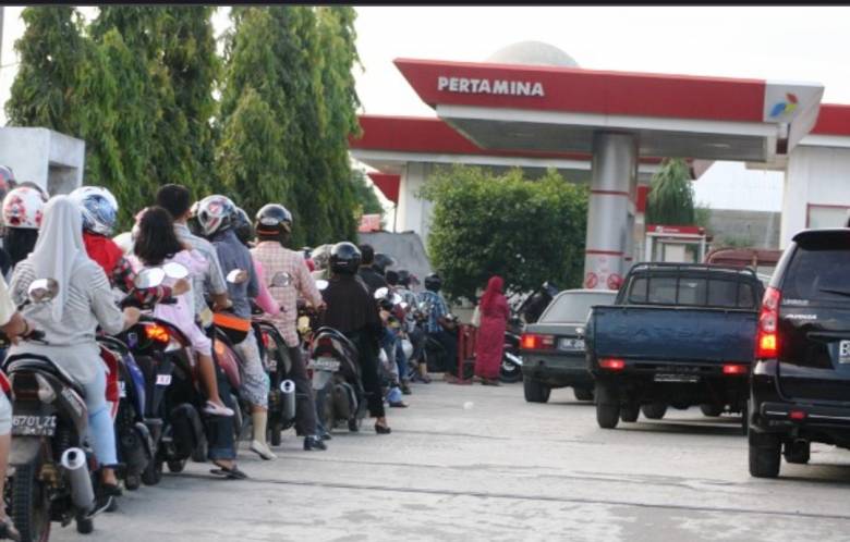 Mengapa Masyarakat Punya Kebiasaan Antri Jelang Kenaikan Harga BBM?