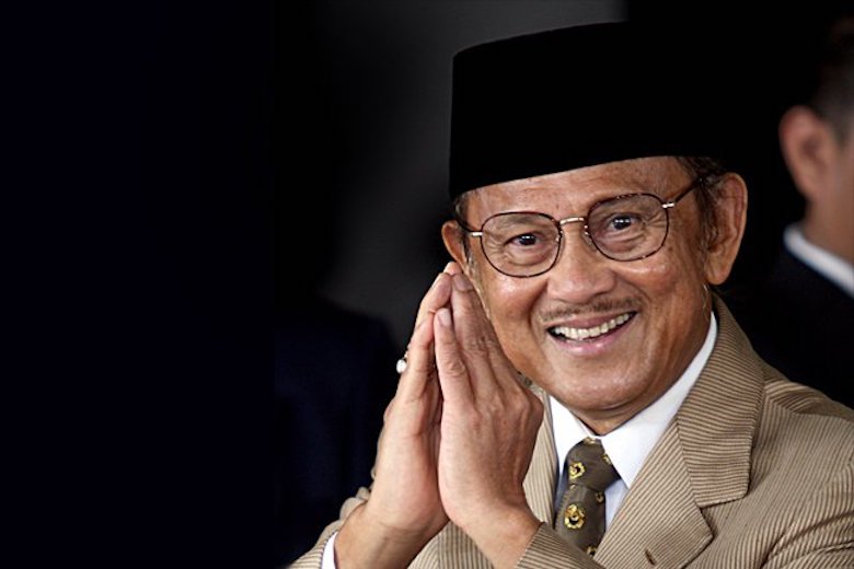 Habibie dan Kita yang Lebih Suka Nyinyir daripada Kerja Cerdas