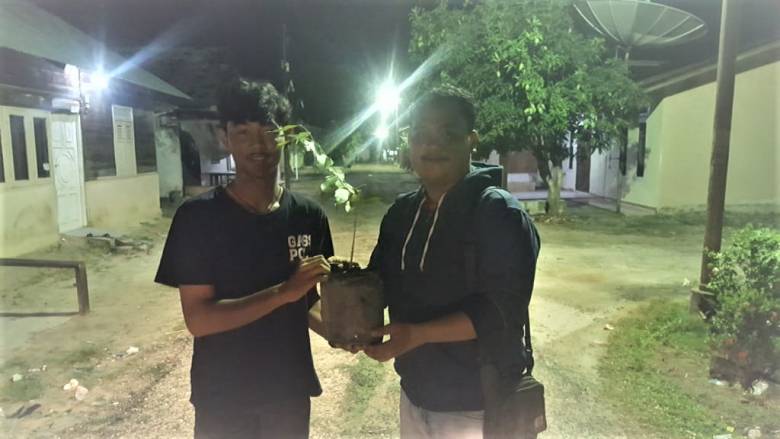 Tunjukkan Kepedulian Lingkungan, Tim Milenial ESA Serahkan Bibit Tanaman Lindung