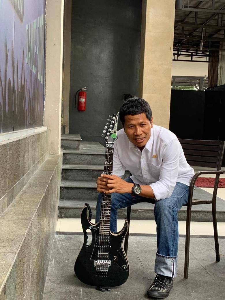 Ketua DPRD Provinsi Riau itu Seorang Rocker
