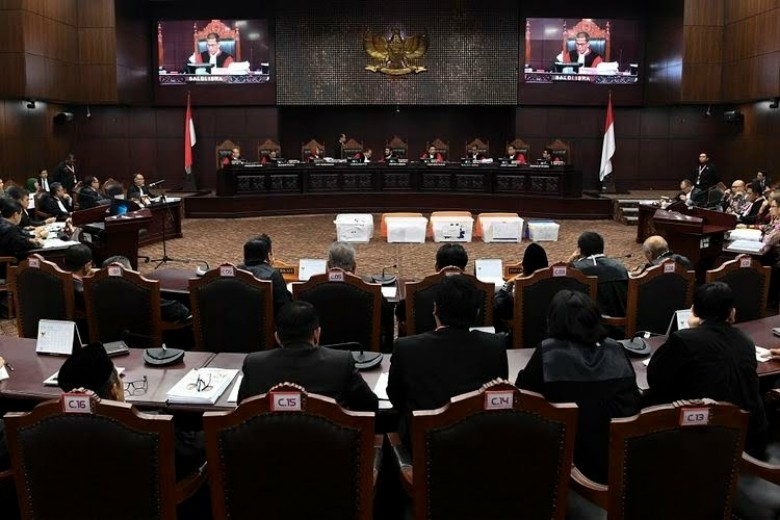 Yang Tidak Lazim dalam Sidang MK