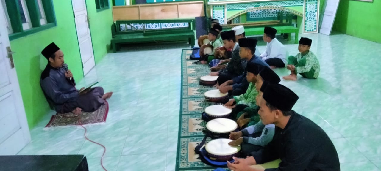 Pembacaan Maulid Nabi: Afdal Malam Senin atau Malam Jumat?