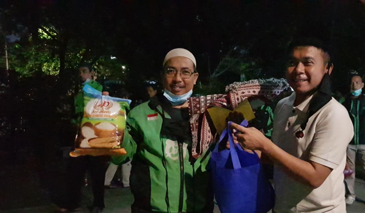 Stafsus Presiden Billy Mambrasar Bagikan Al Qur'an dan Sajadah ke Ojol di Jalan