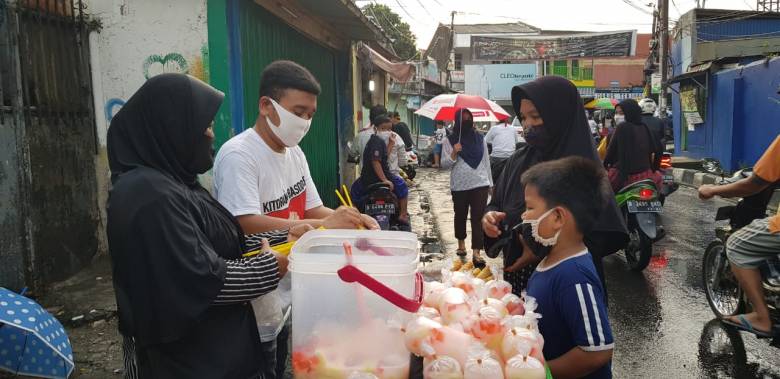 Aksi Inspiratif Stafsus Presiden Billy Mambrasar Bantu Pedagang Berjualan di Pinggir Jalan
