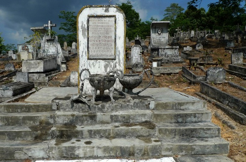 Kuburan Bisu yang Bercerita Banyak [Pulau Galang 4]