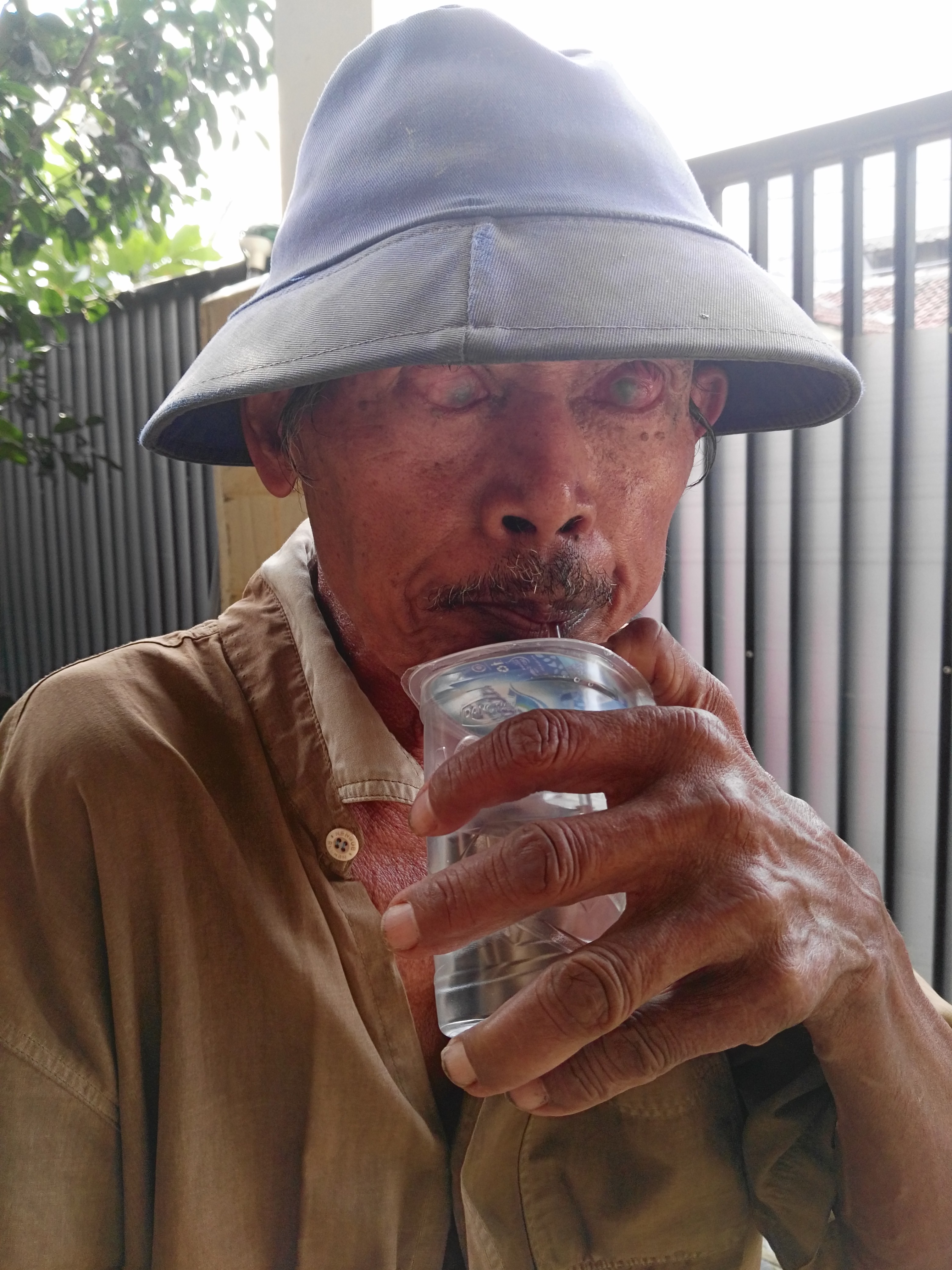 Mata Hampir Buta, Tangan Kanan Lumpuh, tapi Warni Tetap Memulung