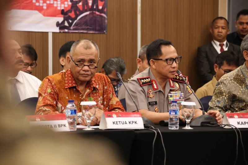 Jika Bapak-bapak dan Ibu-ibu Tak Bisa Satu Suara, Diamlah!