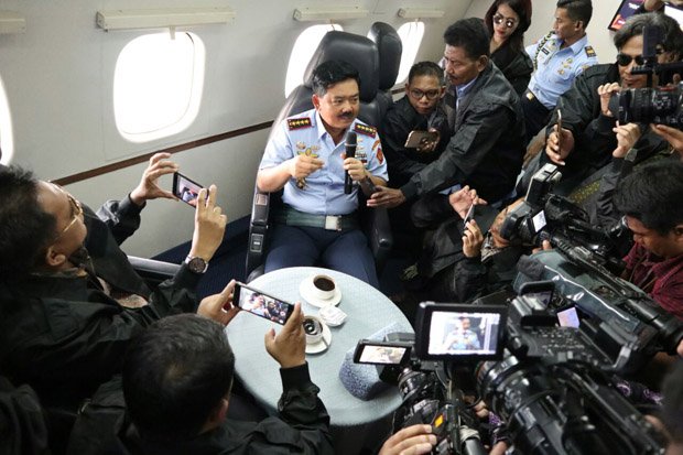 Diplomasi Ngopi-ngopi di Udara ala Panglima Hadi